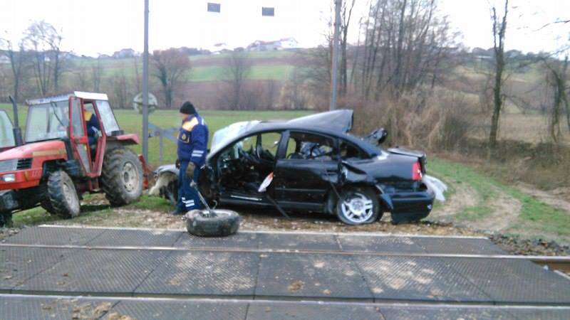 Užas: U naletu vlaka na auto poginuli su otac, majka i dijete