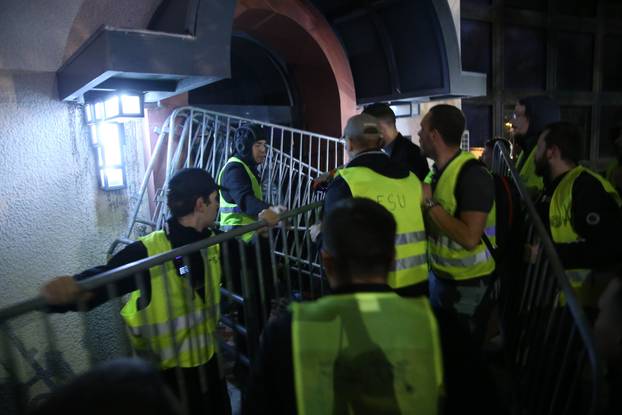 Beograd: Studenti u blokadi  objavili da su blokirali zgradu Radio-televizije Srbije (RTS) i najavili da će blokada trajati 22 sata