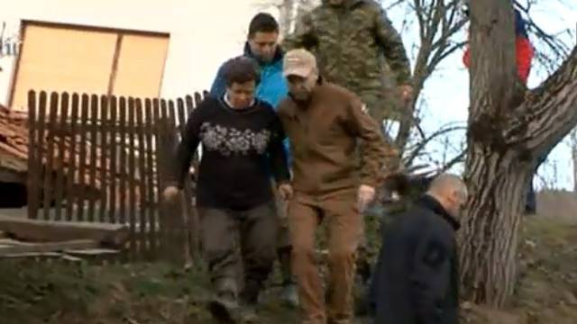 Ministar Krstičević pomogao je ženi da izađe iz urušene kuće