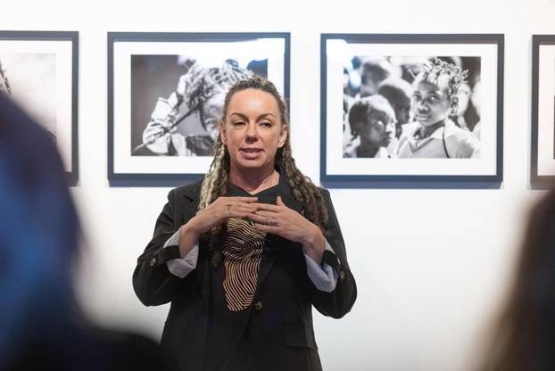 Osijek: Svečano otvorenje izložbe fotografija fotoreporterke Pixsella Emice Elveđi "Srce za Afriku"