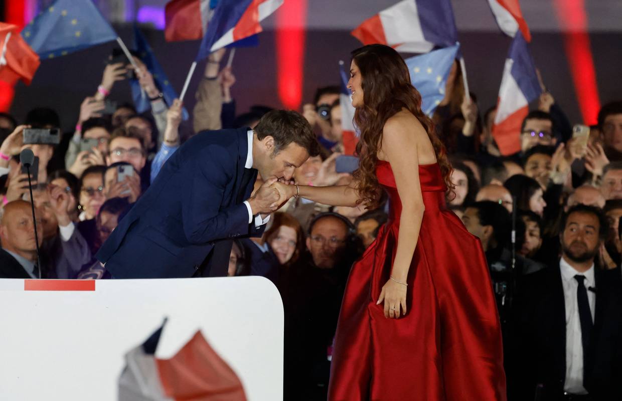Macron poljubio ruku Egipćanki, dirnula ga je njezina izvedba