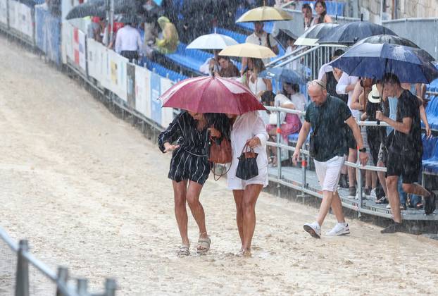 Sinj: Zbog jakog pljuska odgođena 310. Sinjska alka