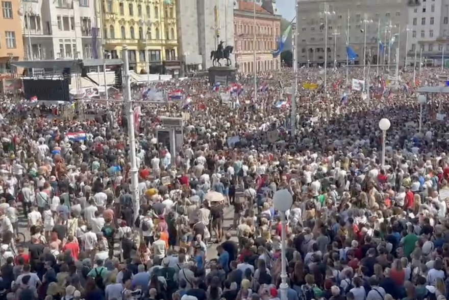 Zagrebački glavni trg prepun je ljudi! Tisuće stigle na prosvjed za Liku