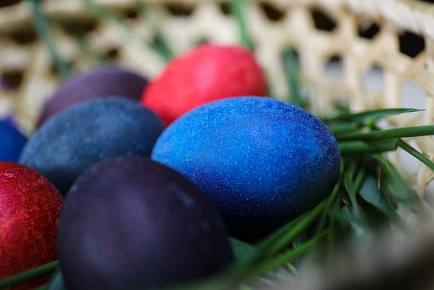 Svjetlucave pisanice kuhane u crnom i bijelom vinu i obojane prirodnim bojama