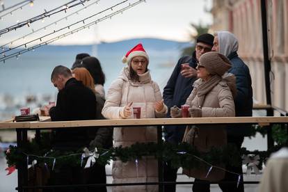 FOTO Blagdanska čarolija na splitskim Prokurativama: Grad pun ljudi, veselje i božićni duh