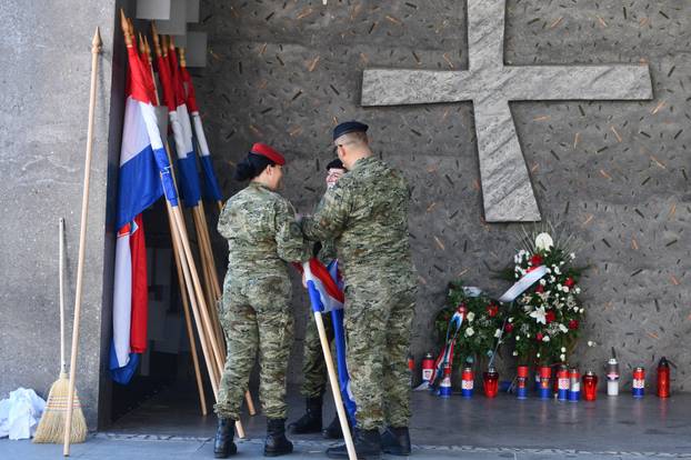Knin: Ure?enje Trga Oluje za sutrašnju proslavu
