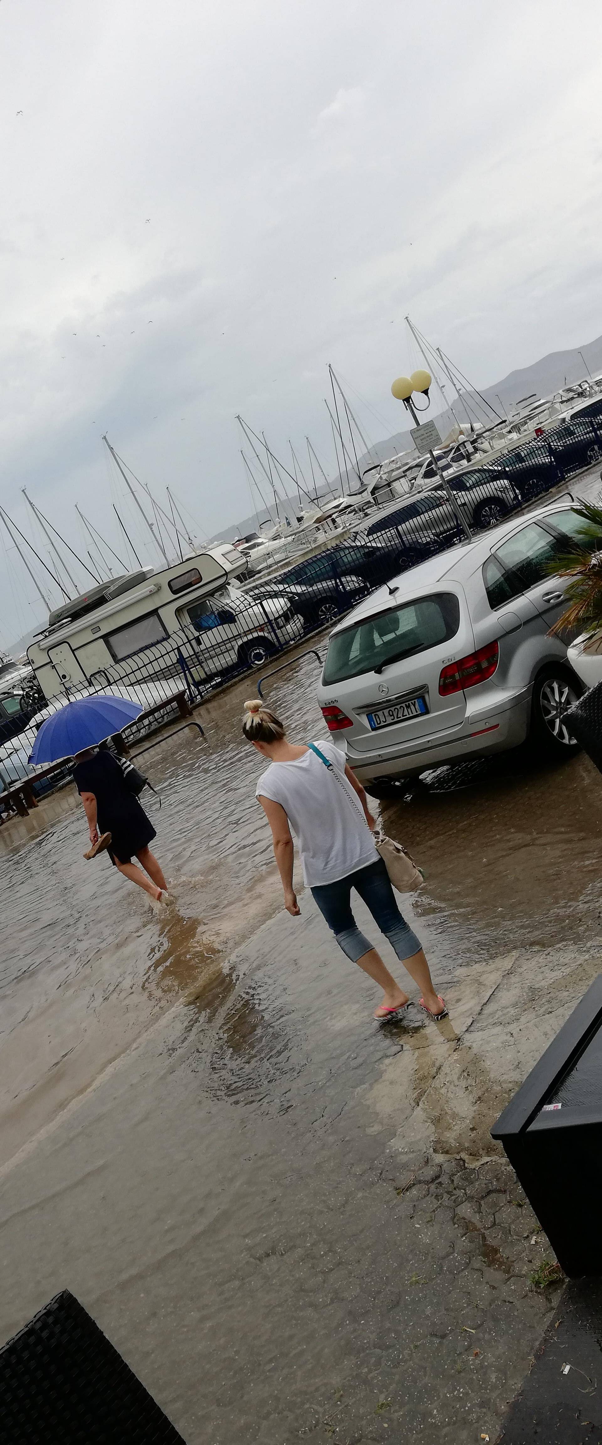 Oluja u Istri: Pukao konop pa im se jedrilica zabila u stijene