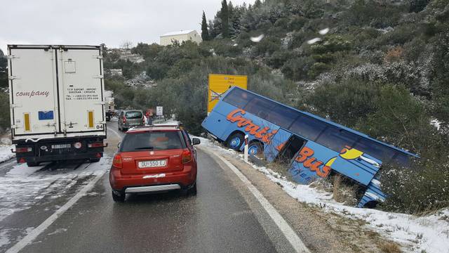 S ceste kod Dubrovnika sletjeli bus i ralica, muškarac ozlijeđen