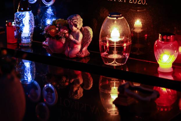 Zagreb: Trepet svijeća u sumrak na groblju Stenjevec na blagdan Svih svetih