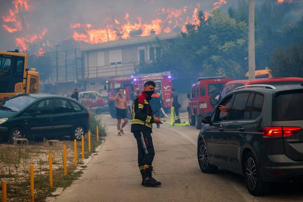 Žrnovnica: Vatra ušla u naselje