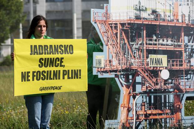 Zagreb: Akcija aktivista Greenpeacea kojom su upozorili na curenje metana iz devet platformi na sjevernom Jadranu 
