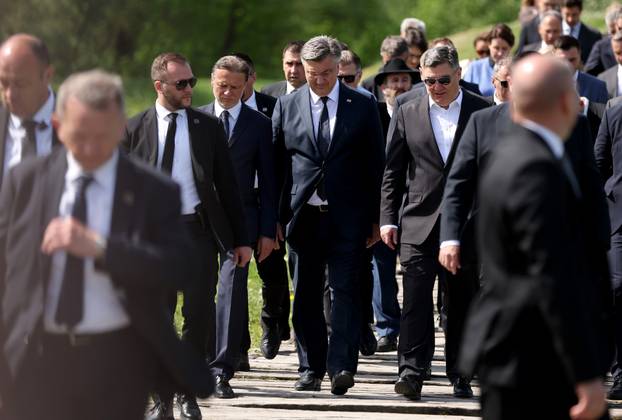 Susret Milanovića i Plenkovića u Jasenovcu, no bez rukovanja