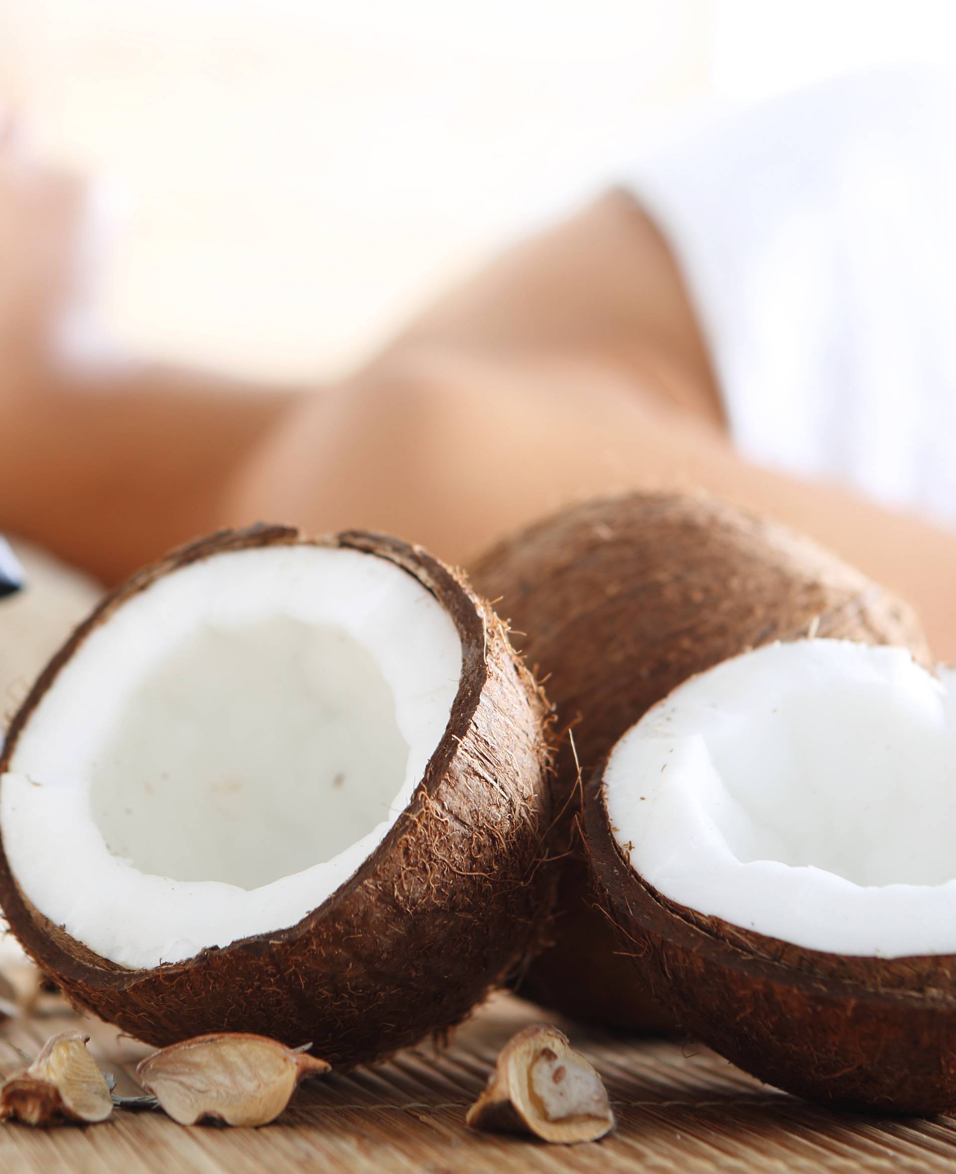 Kokosovo ulje: Savršeno skida šminku, hrani kosu i čuva ruke