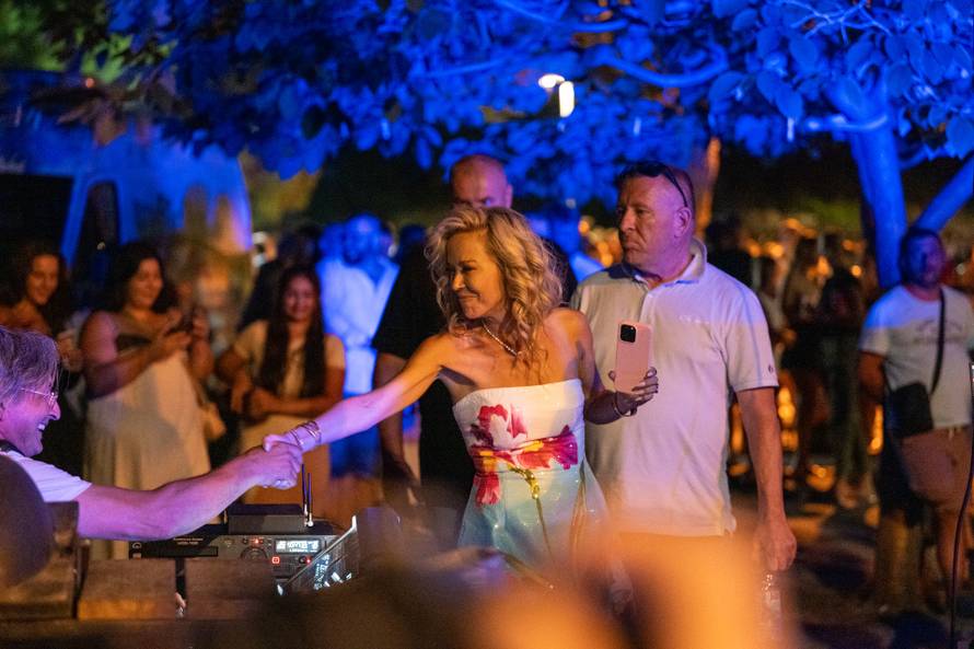 Zaton: Zatonsko ljeto,  koncert Maje  Suput