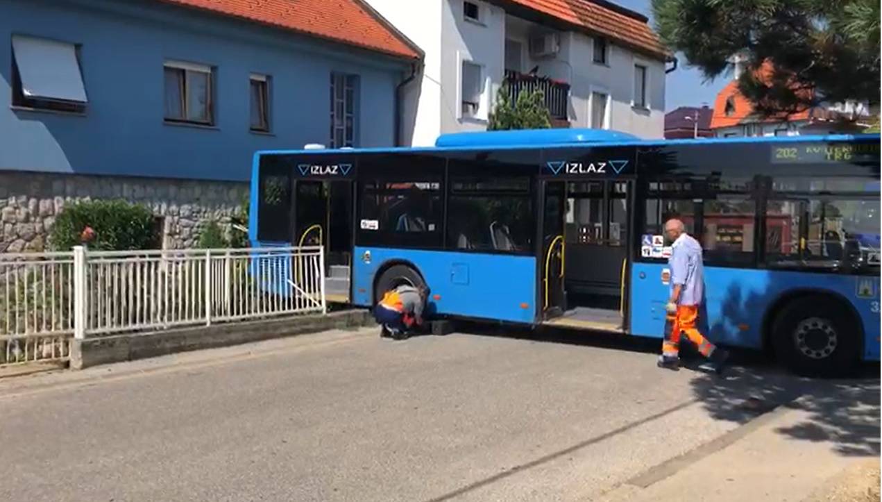 Video: Vozač izašao, a njegov bus s putnicima probio ogradu!