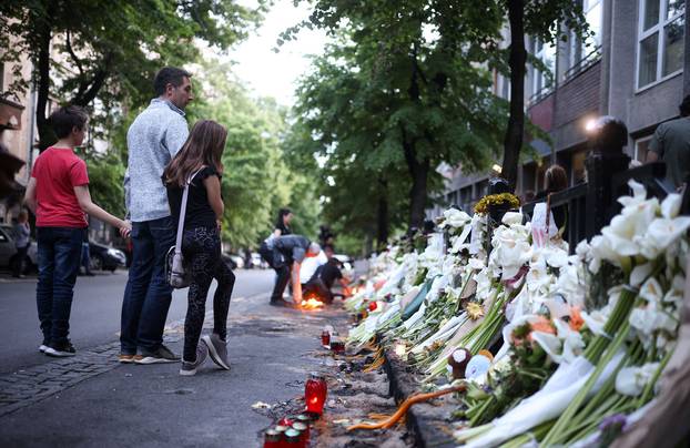 Beograd: Ispred osnovne škole "Vladislav Ribnikar" neprestano pristižu građani kako bi zapalili svijeću