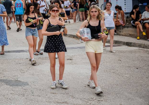 Split : Pred ulazom na Ultra Europe festival stvaraju se gužve za preuzimanje narukvica