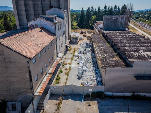 Fotografije iz zraka ilegalnog odlagali&scaron;ta otpada u Gospi&cacute;u