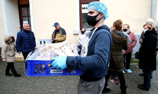 Na Baniji opet kuhali volonteri, podijelili su obroke ljudima