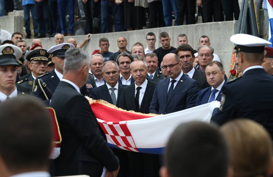 Donji Vinjani: Posljednji ispraÄaj komodora Ivice ToliÄa