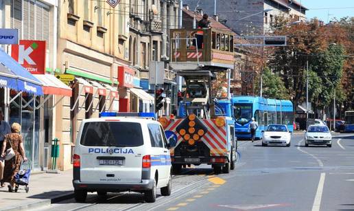 Divljao kamionom, potrgao tramvajske žice i semafor