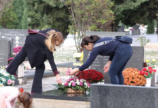 Šibenik: Na blagdan Svih svetih gra?ani posje?uju grobove svojih najmilijih