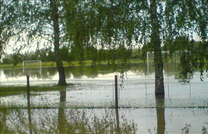 Kiše i Karašica poplavile su igralište NK Ivanovo