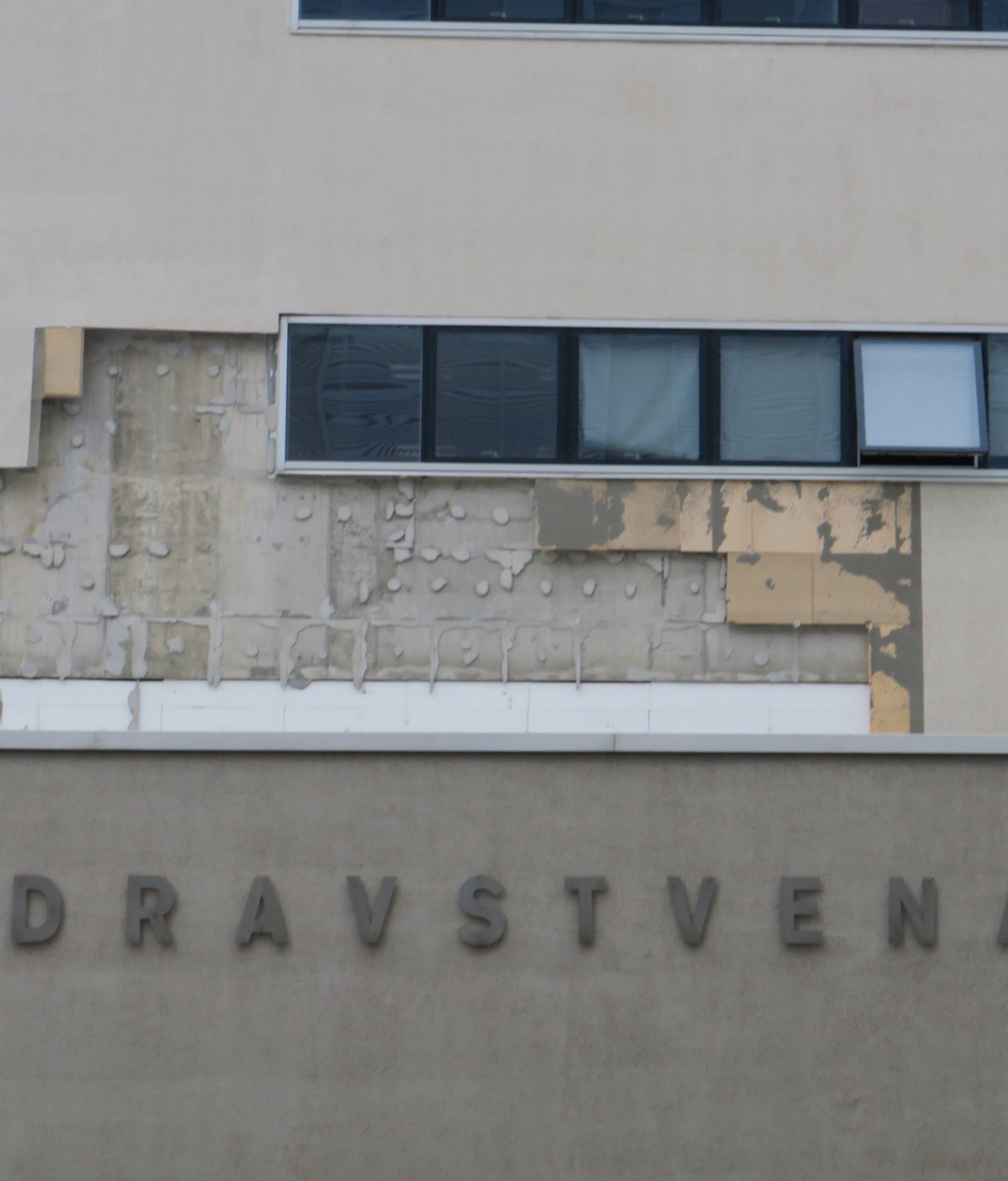 Pod naletima bure (opet) se raspala fasada škole u Splitu