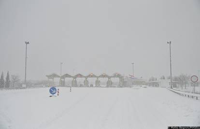 Zbog snijega otežan promet, u prioblju bura s olujnim udarima