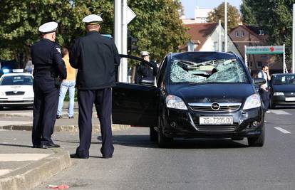 Mladić teško ozlijeđen dok je cestu prelazio na zebri 