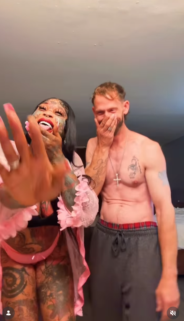 FOTO 'Govore da smo najružniji par ikad! Upoznali smo se preko interneta. Ovo je naša priča...'