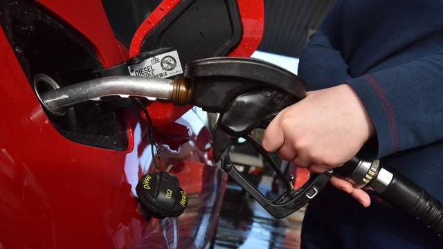 Rezervoar benzina pojeftinio je za 6,5, a dizela za 5,5 kuna...