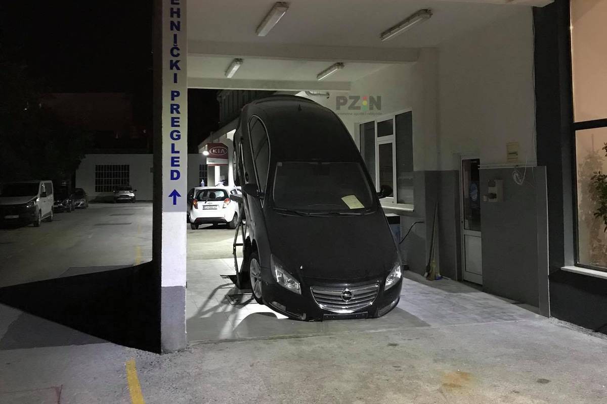 Automobil skliznuo s dizalice u stanici tehničkog pregleda