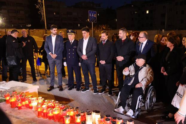 Split: Odana  počast svim žrtvama Vukovara kraj spomenika „I u mom gradu Vukovar svijetli“
