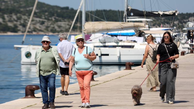 FOTO Sezona počinje! Turisti su stigli u Šibenik na ugodnih 24°C 12 pxl 290425 131968687 29j0czo