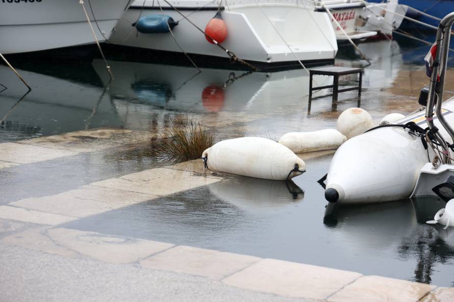 Šibenik: Jugo potopilo Dolac, cijela riva je pod morem