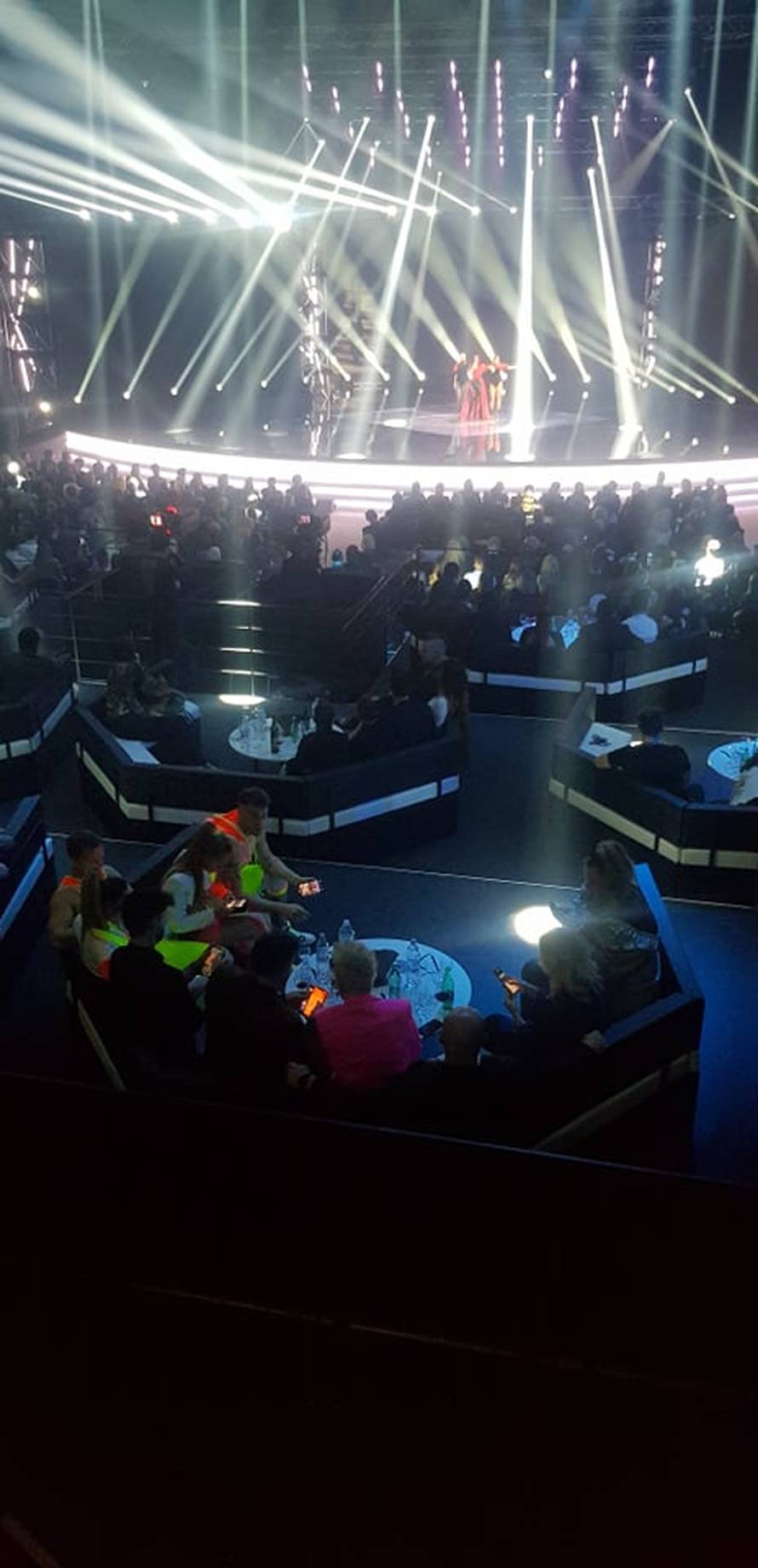 Narušeni odnosi? Indirin tim 'u mobitelima' dok Colonia pjeva