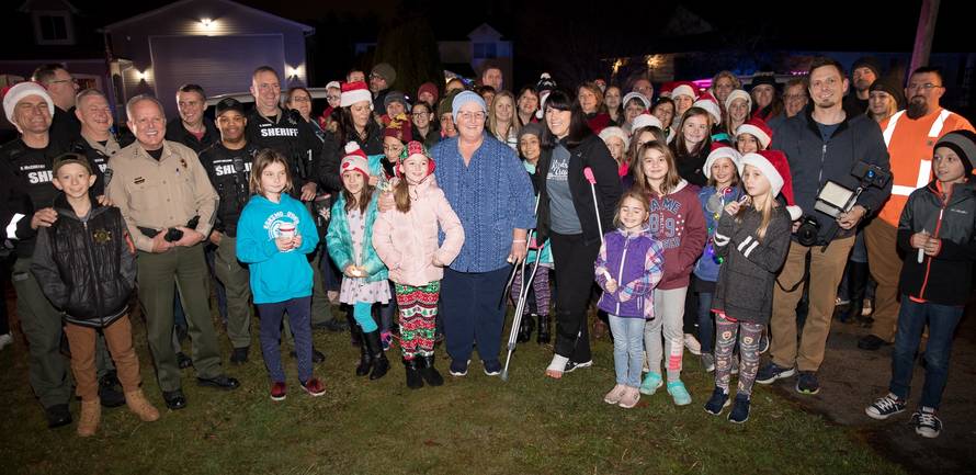 Najljepši dar: Učenici bolesnoj učiteljici pjevali božićne pjesme