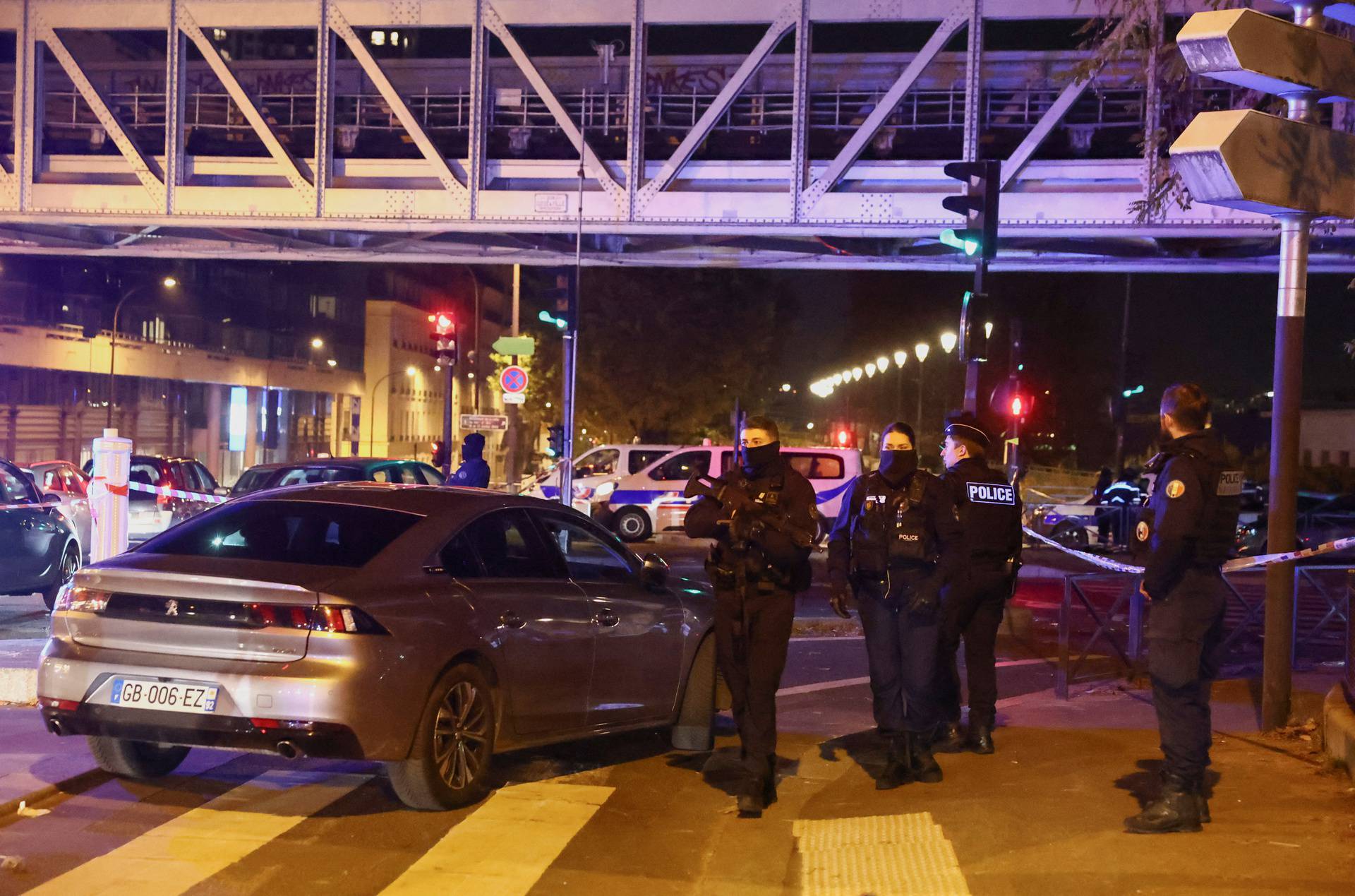 Assailant attacks passersby in Paris