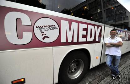 Stand up komičar zabavlja turiste u autobusu 