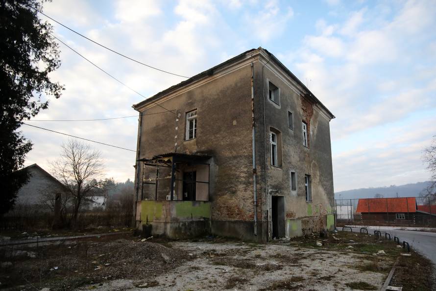 U Donjem Dragonošcu učenici još uvijek nakon potresa pohađaju školu u lokalnom DVD-u