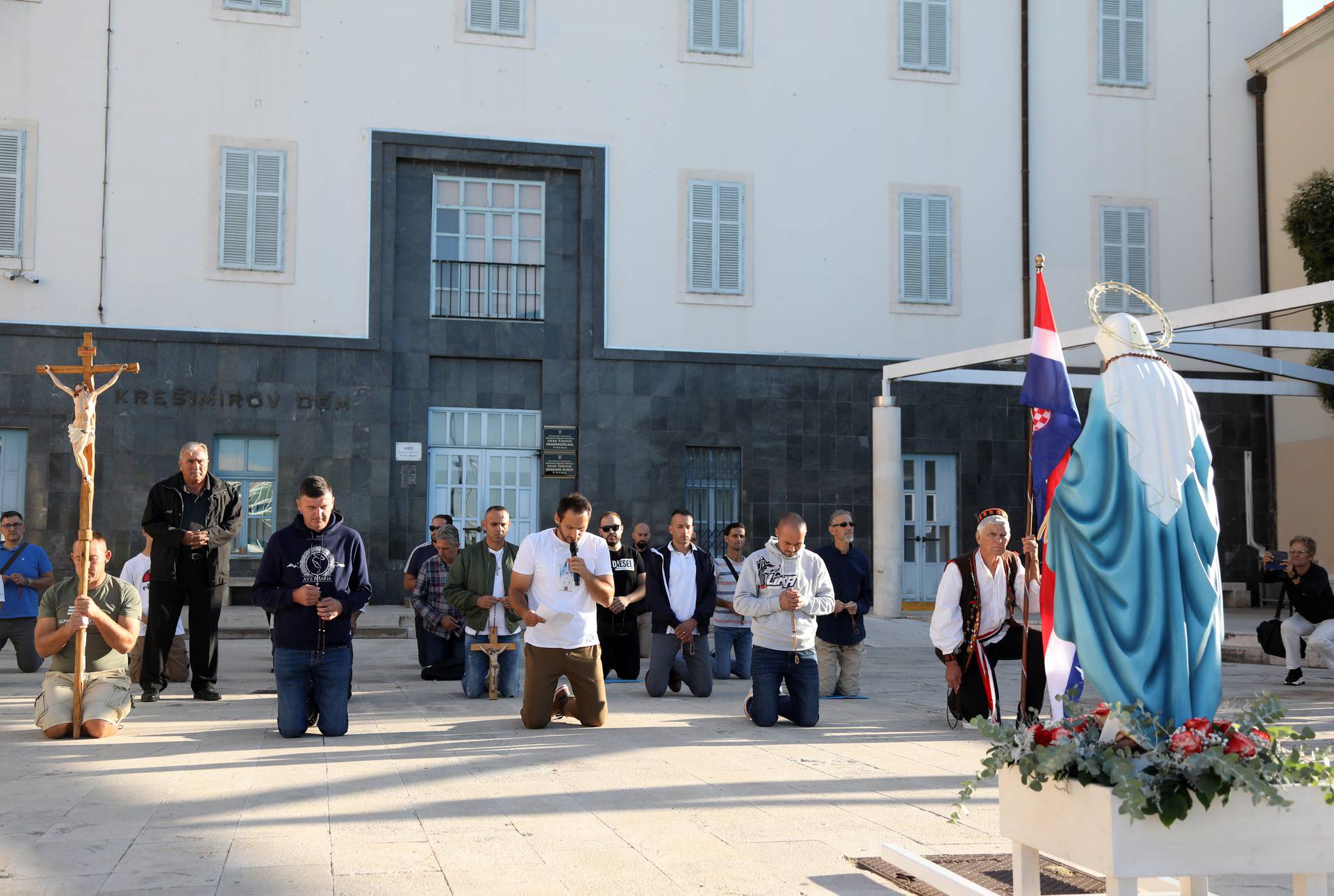 Muškarci molili krunicu ispred gradske uprave u Šibeniku