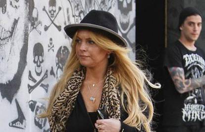 Lindsay Lohan se odšetala iz kluba s tuđim kaputom