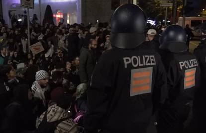 VIDEO U Berlinu ozlijeđena 64 policajca, prosvjednici napadali i novinare: 'Ovo je vjerski rat'