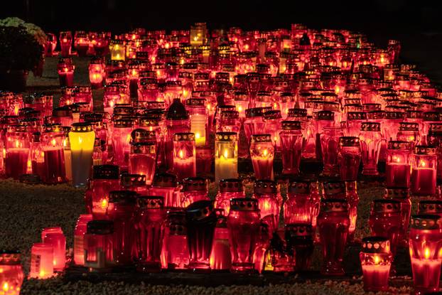 Pula: Obilazak grobova noću uoči blagdana Svih svetih