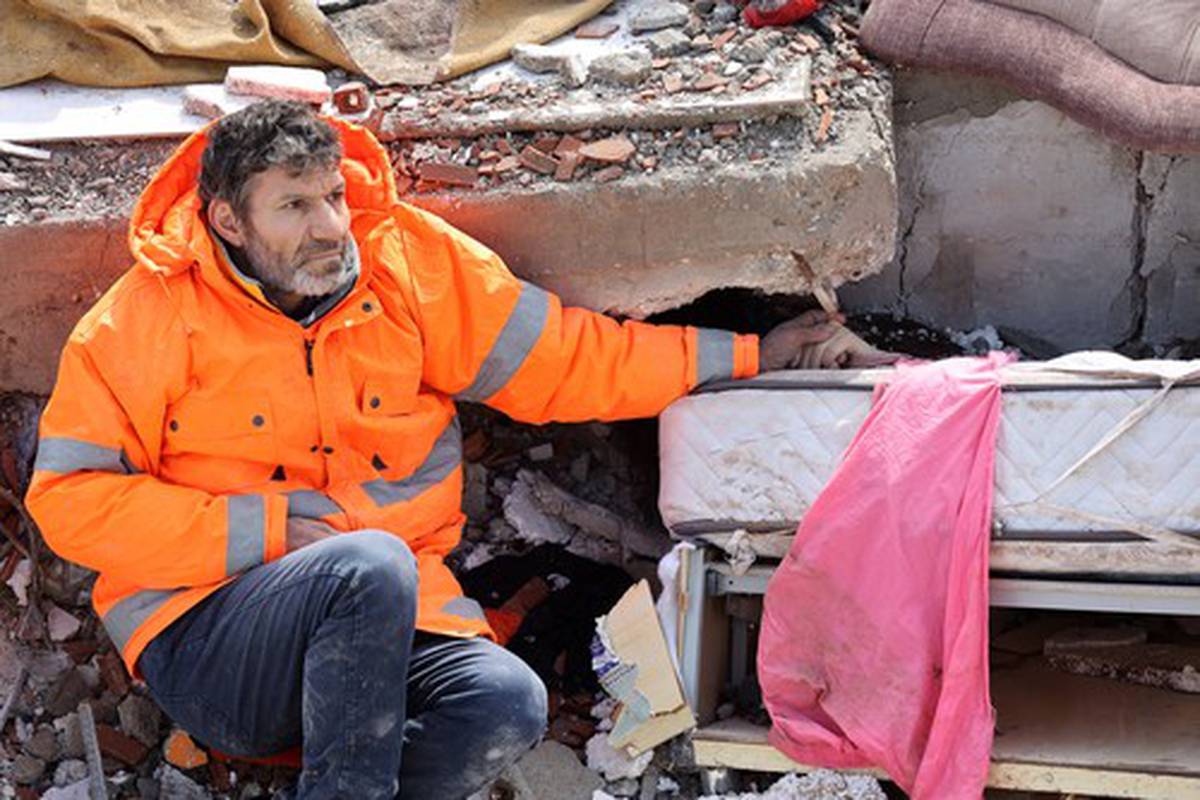 Turska potres: Najpotresnija slika iz Turske: Tata drži ruku mrtve kćeri koja je zatrpana pod ruševinama... | 24sata
