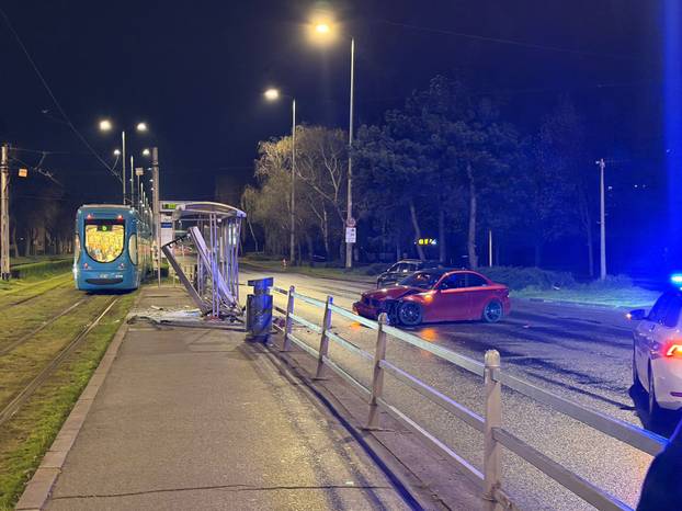 FOTO BMW-om se zabio u tramvajsku stanicu: Hitna odvela ozlijeđene u bolnicu