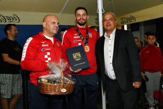 FOTO Pogledajte svečani doček Veočića nakon osvajanja bronce na Svjetskom prvenstvu u boksu