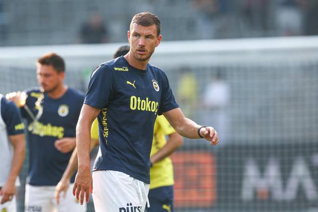 Graz: Zagrijavanje uoči početka prijateljske utakmice HNK Hajduk - Fenerbahce