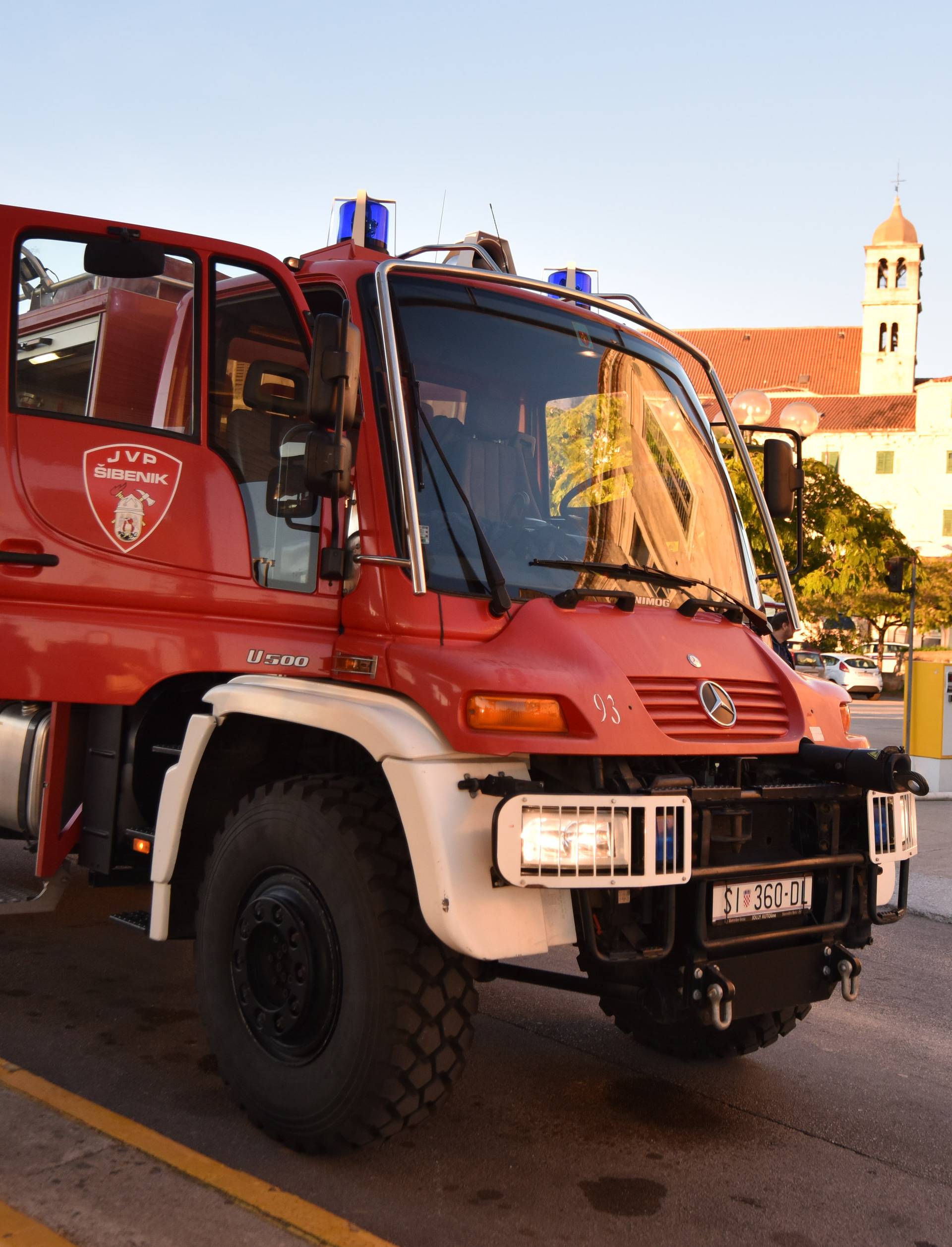 Vatrogasci na šibenskoj rivi: U požaru izgorio stari namještaj